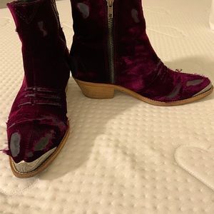 Frye Crushed Velvet Ankle Boots in Maroon Size 7